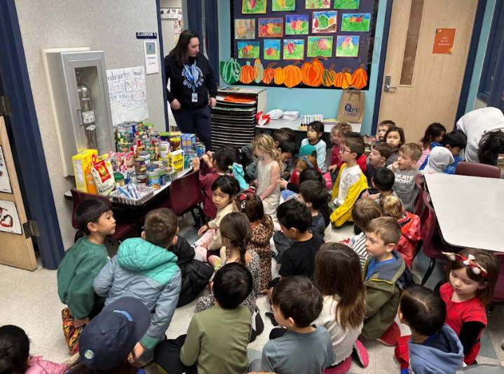 Kindergarteners learning math and community support through food drive