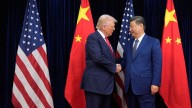 Trump dice que visitará Beijing en abril y que recibirá al presidente chino Xi el próximo año