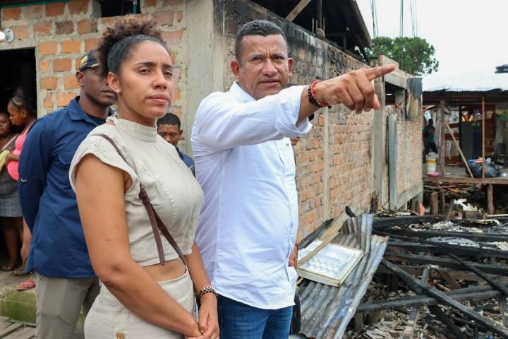 Gobernador de Nariño entregó ayudas humanitarias por incendio a familias damnificadas en el Distrito de Tumaco