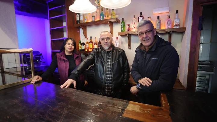 Tres madrileños dejan todo para llevar el bar y la casa rural de un pueblo de Salamanca a cambio de un alquiler mensual de 92 euros