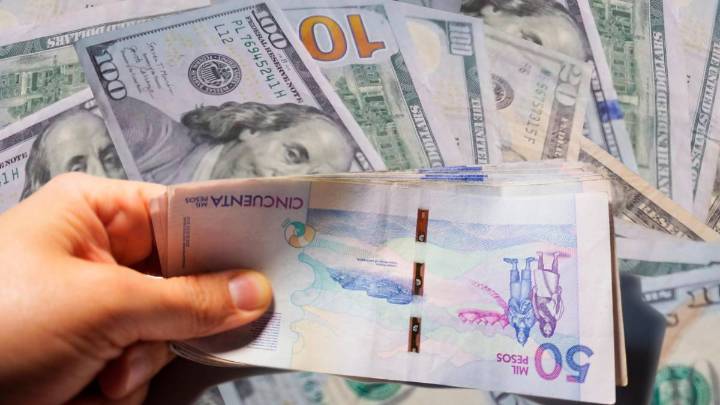 ¿Por qué el dólar cae a su nivel más bajo en cuatro años y está en la senda de los $3.700?