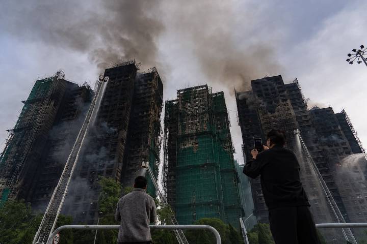 Ascienden a 55 los muertos en el incendio de un complejo residencial de Hong Kong