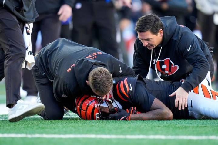 Bengals WR Tee Higgins (concussion) injured vs. Patriots