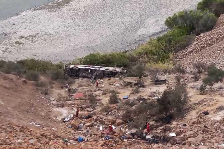 Grave accidente en Arequipa: bus cae a abismo y deja más de 30 personas fallecidas