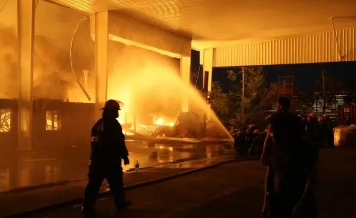 Explosión en Ezeiza: investigan si el agua que se utilizó para apagar el incendio es contaminante