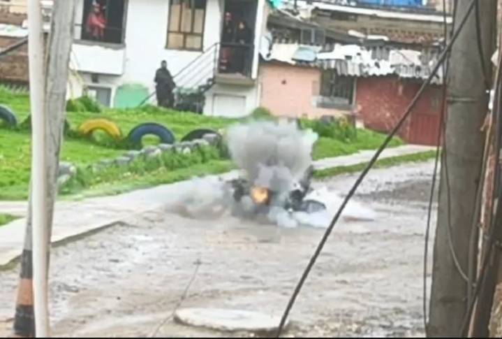 POLICÍA METROPOLITANA VOLÓ EN 1.000 PEDAZOS MOTOCICLETA ABANDONADA EN PASTO, POR MÁXIMA ALERTA ANTE RIESGO DE EXPLOSIONES.