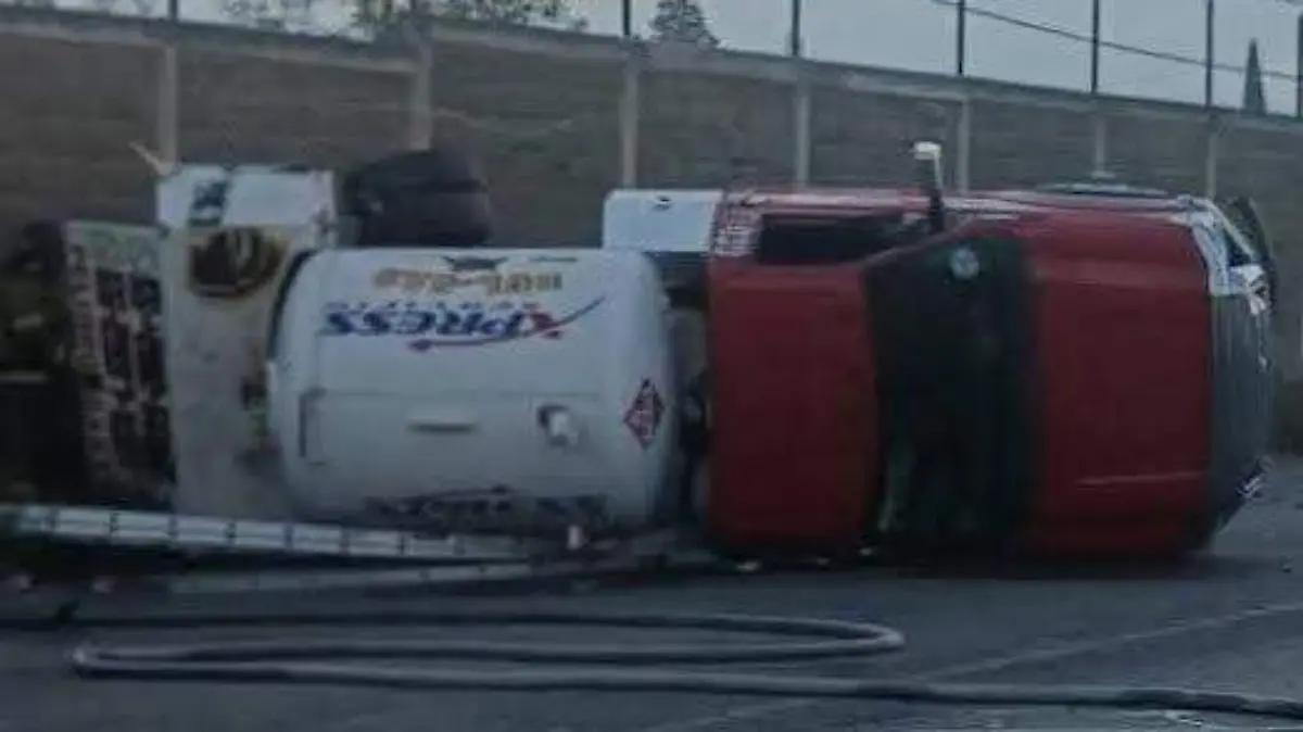 Vuelca pipa de gas en zona industrial de Chalco