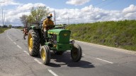 Con línea continua, ¿se puede adelantar a un tractor?
