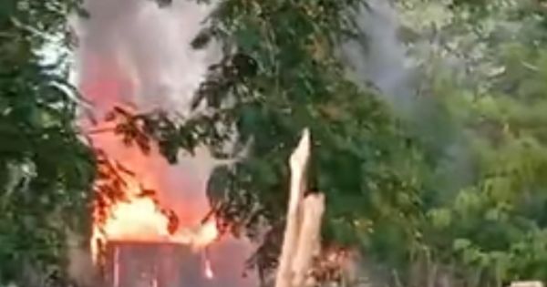 Fuerte incendio en un barrio salteño: varias familias en peligro
