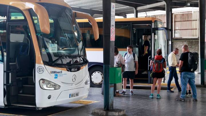 Abanca pone a la venta su 34 % en el capital de la dueña de la firma de transporte Monbus