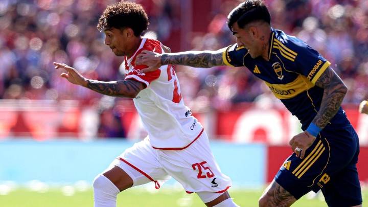 Boca logró un agónico triunfo en La Plata y lidera la Zona A