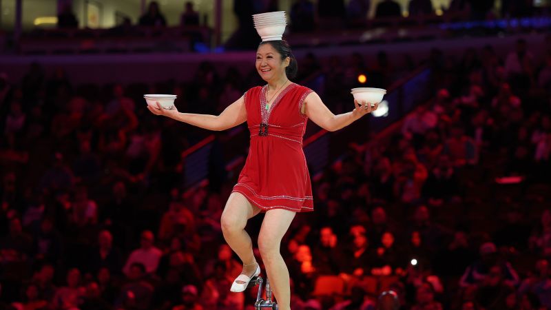 Popular performer Red Panda makes NBA return, roughly 4 months after breaking wrist in fall