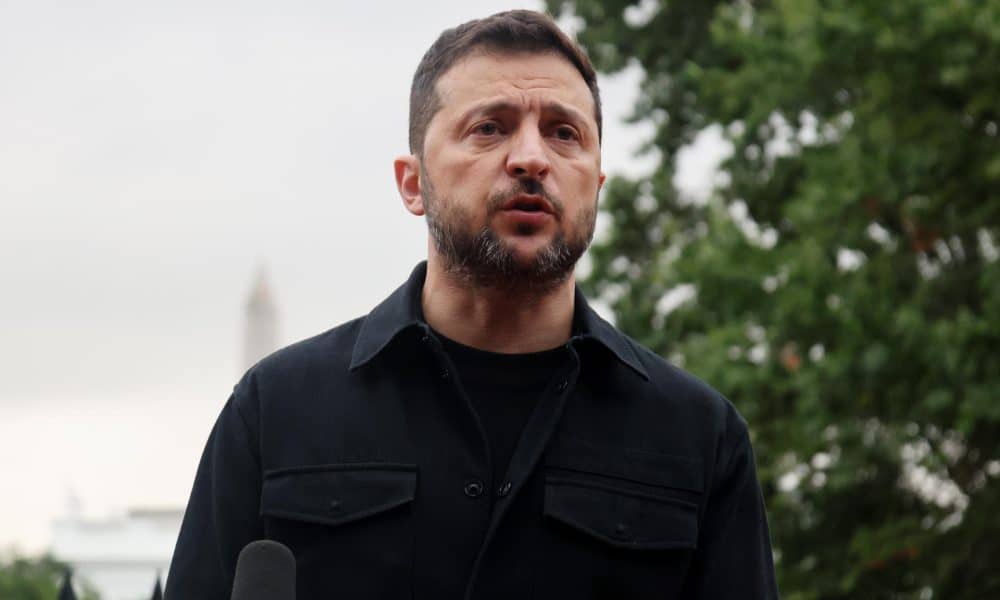 Zelenski viajará el lunes a París para reunirse con Macron tras superar una crisis interna