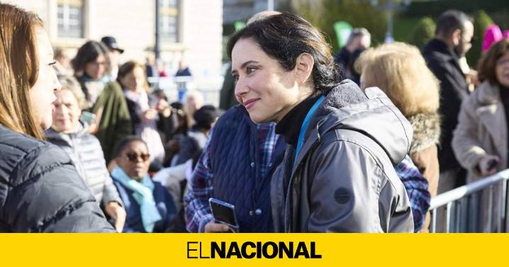 Ayuso abandona la misa de la Almudena en ambulancia por una leve indisposición