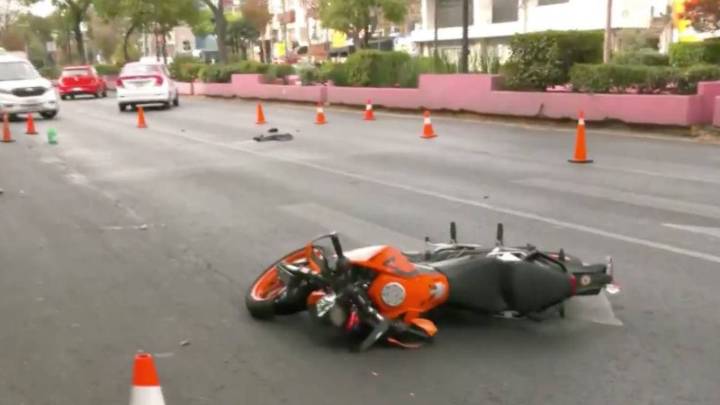 Motociclista derrapa en Calzada de Guadalupe; hay 2 heridos de gravedad