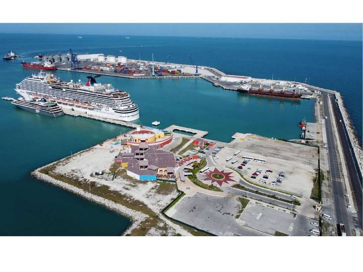 Buque Fernando de Magallanes draga Puerto Progreso en Yucatán