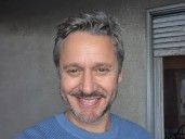 Benjamín Vicuña sorprende con nuevo rol en televisión: asumirá la conducción de un programa de concursos