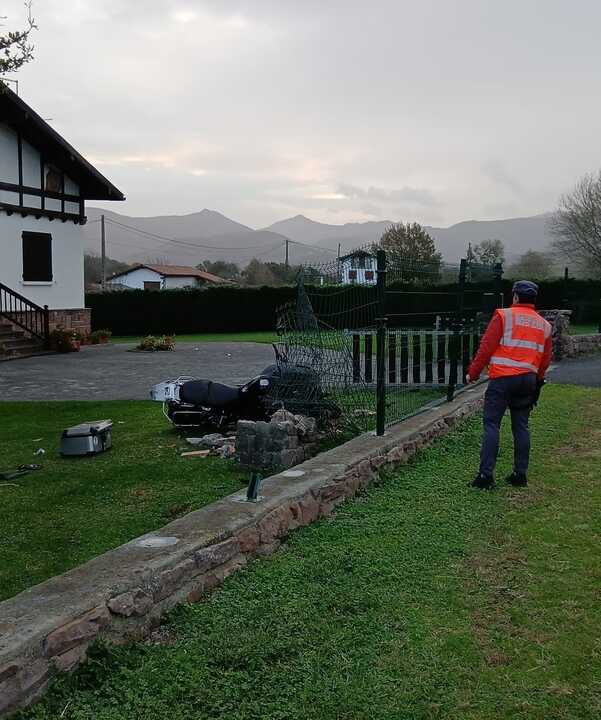 Fallece un motorista en Urdax al sufrir una caída provocada por un cable en la vía