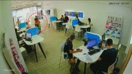 Video: ladrones entraron a robar a un local de telefonía, les apuntaron con un arma a los empleados y tomaron a un nene de rehén