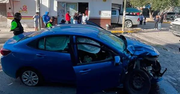 Tras chocar, camioneta se mete a una pastelería