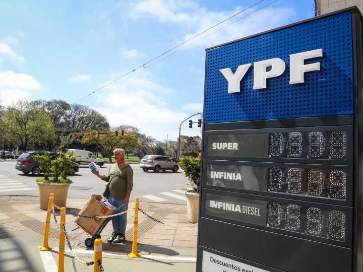 Kicillof y Massa contra las petroleras: quieren que informen sobre las subas de las naftas y hay alerta de desabastecimiento