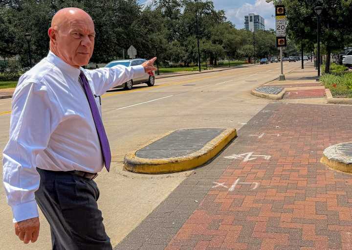 Alcalde de Houston defiende coordinación de HPD con ICE ante críticas