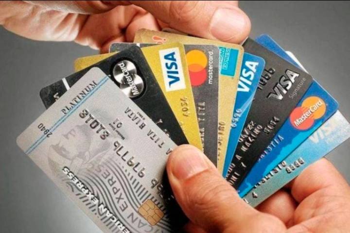 Robó las tarjetas a sus compañeros, sacó créditos y realizó compras hasta en China