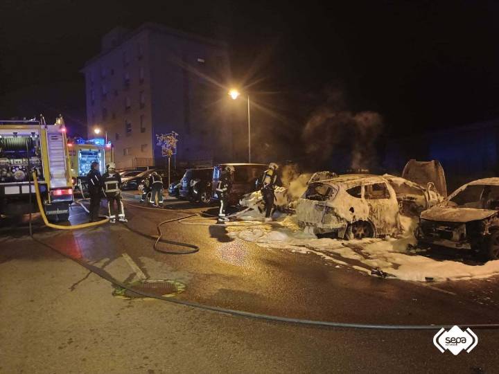 La Policía Nacional investiga el origen del fuego que calcinó cinco coches en El Nodo