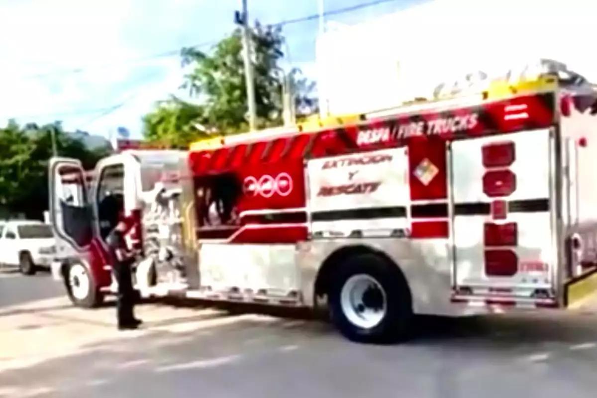 Rescatan vecinos a señora de la tercera edad de su casa, que era consumida por el fuego en Playa del Carmen