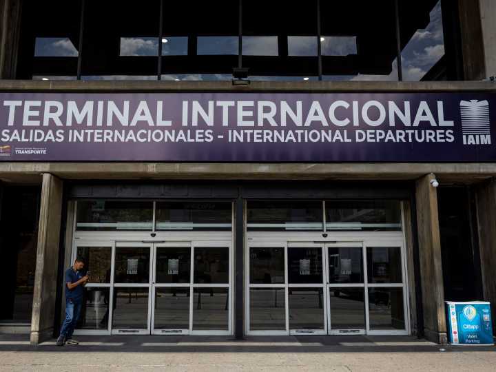 Why has Venezuela banned six international airlines amid US tensions?