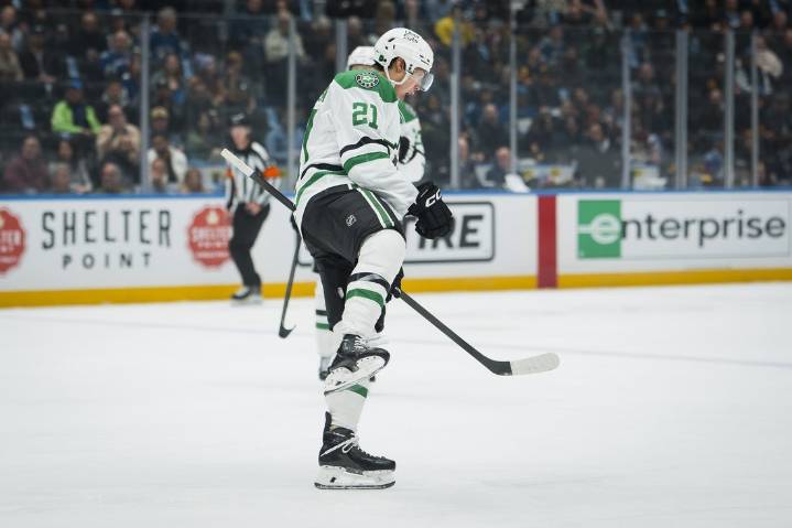 Deadspin | Jason Robertson extends goal streak, Stars top Canucks