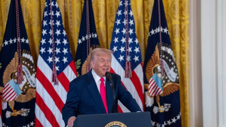 Trump anuncia excepciones de aranceles a más de cien productos