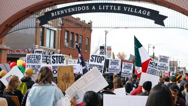 Unos arrepentidos, otros aún confían: ¿qué opinan latinos que votaron por Trump en 2024?
