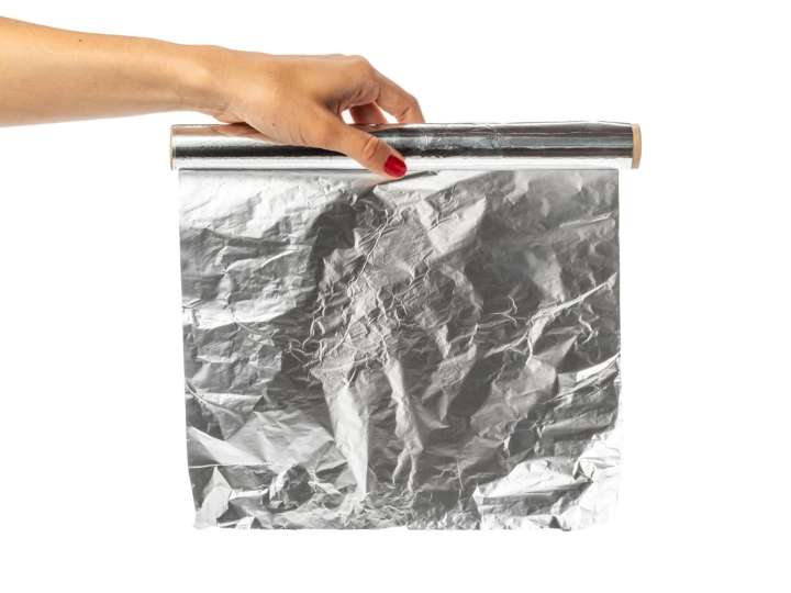 Pocos lo saben: para qué sirve poner papel aluminio en las macetas y por qué recomiendan hacerlo