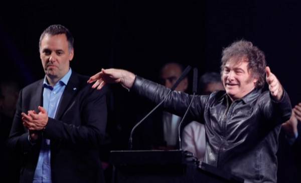 Adorni cruzó a Mauricio Macri: “El Gabinete lo elige el Presidente”