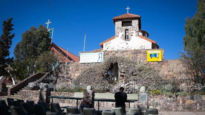 La Virgen de Lourdes de El Challao cumple cien años: su historia, promesas y silencios bajo la misma montaña