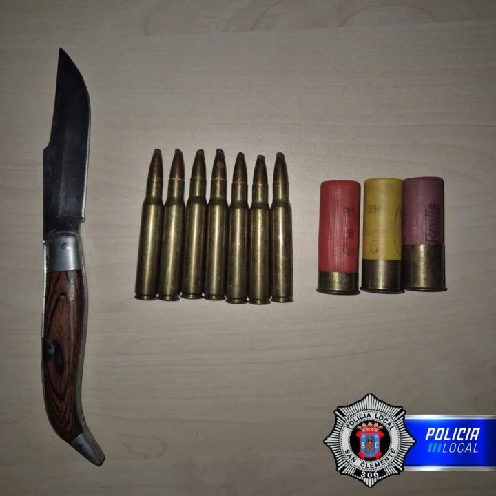 Un conductor da positivo en cocaína y hallan en su coche «polvo blanquecino», cartuchos de rifle y una navaja