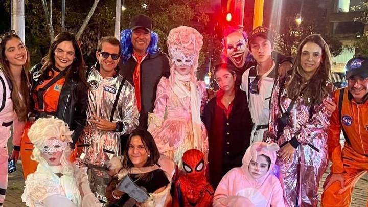 Shakira y sus hijos se pasearon disfrazados por las calles de Bogotá previo a su concierto en la capital