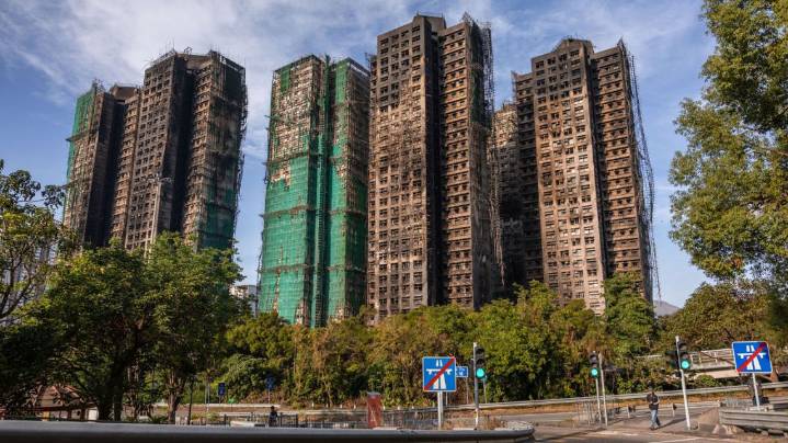 El trágico incendio del complejo de edificios en Hong Kong: ya son 128 muertos e incalculables desaparecidos