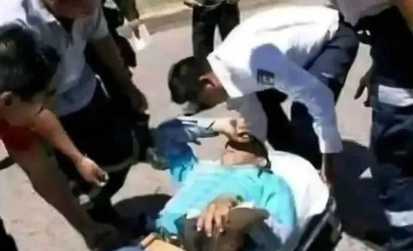 Insólito: manejaba sin el casco, le llovió una bombacha en la cara y chocó