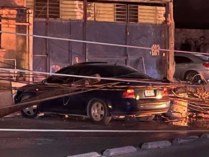 Automovilista choca poste durante la madrugada; provoca incendio y deja sin luz en Zaragoza