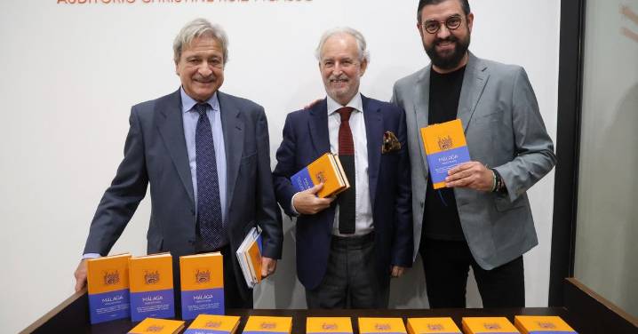'Málaga, verso en azul', el libro que protagoniza la ciudad, de Rafael Porras y Salvador Moreno Peralta