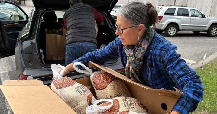 As millions of Americans struggle with SNAP lapses, food banks are swamped with demand