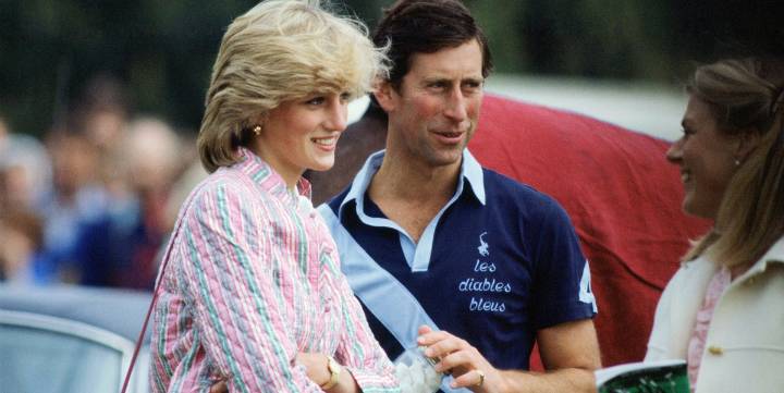 Mango incluye entre sus novedades de otoño la chaqueta guateada de flores que ya llevó Lady Di en 1983