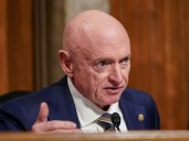 Gobierno de EU investiga al senador Mark Kelly por llamar a desobediencia militar