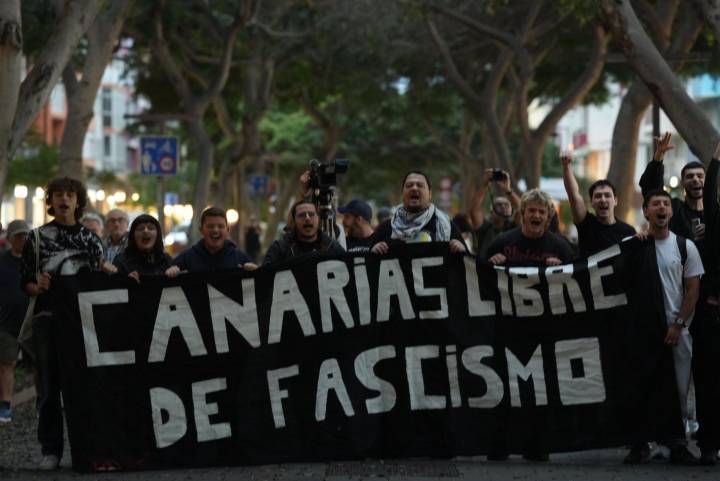 Un grupo de jóvenes irrumpe en Mesa y López contra el acto de Vito Quiles: «Canarias será la tumba del fascismo»