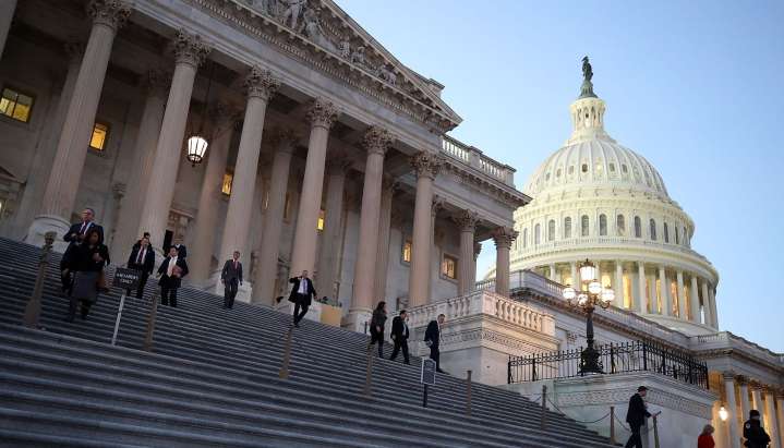 Senado da el primer paso para poner fin al cierre histórico