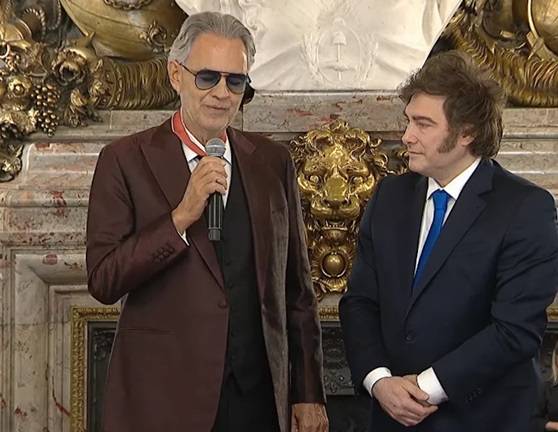Javier Milei recibió a Andrea Bocelli en Casa Rosada: recital y condecoración