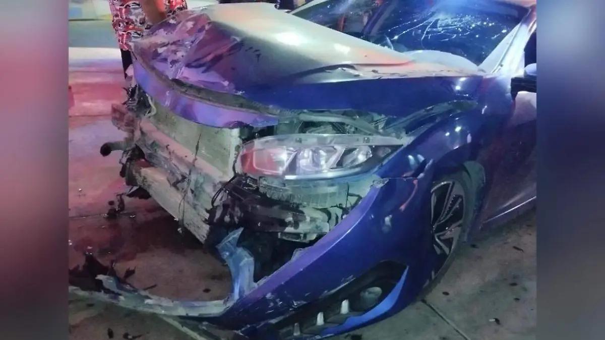 Dos personas lesionadas luego de chocar en la avenida Independencia durante la madrugada