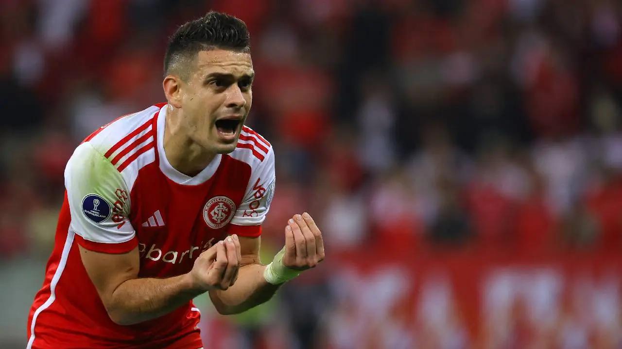 Rafael Santos Borré, entre 'amores y odios' en Internacional; el colombiano no la pasa nada bien